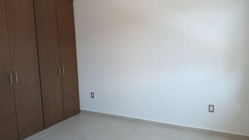 Venta De Casas En El Encino, Pasillo Lateral, Estudio O 4ta Rec En Pb, Lujo