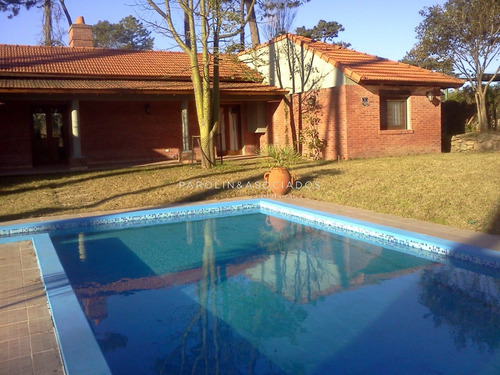 Casa En Venta De 3 Dormitorios En Barrio Cantegril, Punta Del Este.