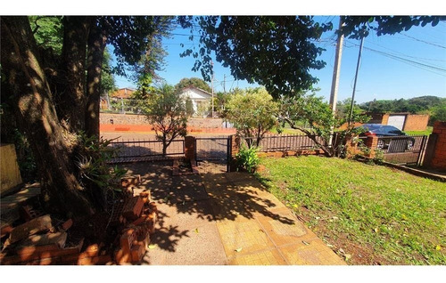 Vendo Casa A 3 Cuadras De La Ruta Sexta Y A Pasos Del Centro De Hohenau: 3 Habitaciones Y 1 Baño.