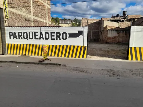Amplio Lote 580m2. A Dos Cuadras Del Parque De La Villa Y Cerca A La Zona Bancaria Davivienda, Av Villas, Banco Caja Social, Actualmente Funciona Como Parqueadero.