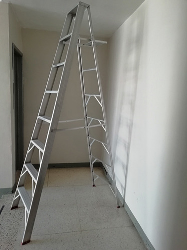 Escalera De Aluminio Tipo Tijera. 8 Tramos. Usada