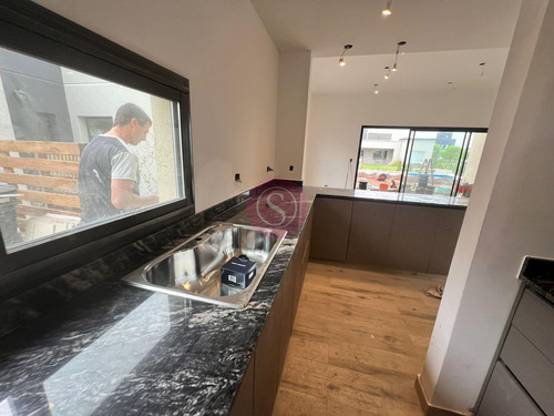 Casa En Venta En Barrio San Ramón, Pilar Del Este