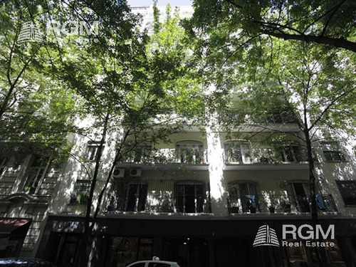 Imagen 3 de 30 de Departamento Con Hermoso Jardín Y Cochera.