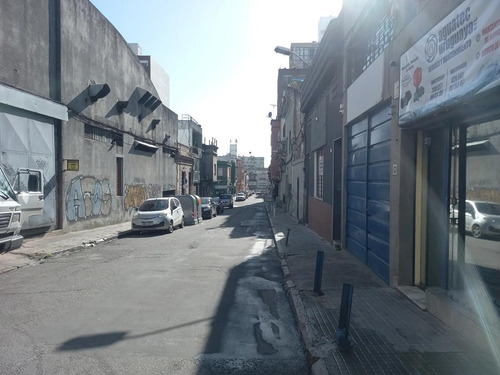 Imagen 3 de 9 de Amplisimo Local / Galpon En El Centro De Montevideo, Ideal Para Renta.
