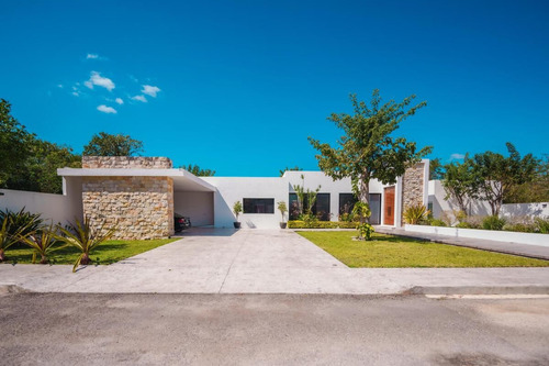 Casa En Venta En Privada Hacienda Cholul Con Amplio Terreno Y Paneles Solares
