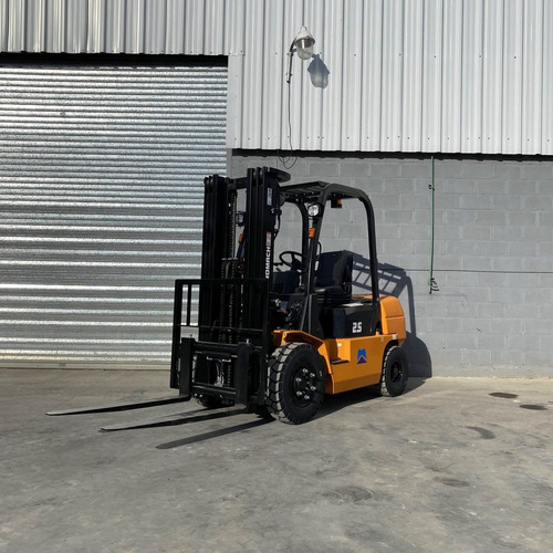 Autoelevador 2500kg 2.5 Toneladas Triple Torre 4.5m