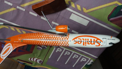 Maquete Em Resina Avião 737- 800 Smiles