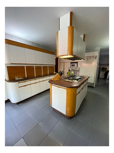 Se Vende Casa 630m2. 4h + S/5b + S/4p. Santa Paula.