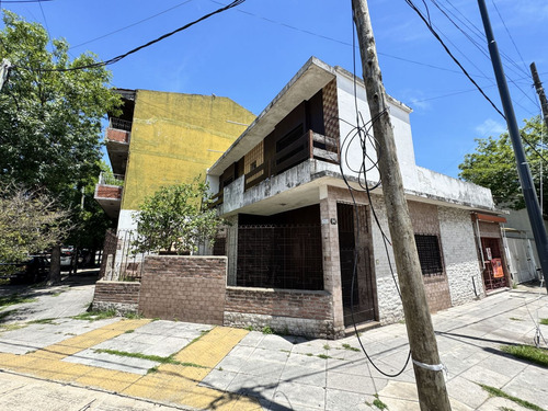 Venta De Casa Con Patio Y Terraza En Pompeya