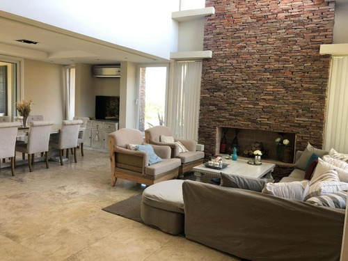 Excelente Casa Moderna En El Barrio Los Alisos