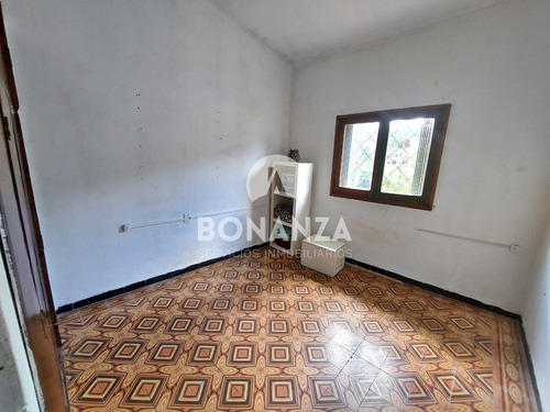 Casa En El Centro De Piriápolis A La Venta. 2 Dormitorios. 1 Baño. Vista A Los Cerros