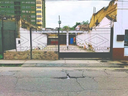Raiza Suarez Vende Terreno En El Centro De Barquisimeto,-2 4 1 1 6-. Para Uso Comercial O Residencial, Con Todos Sus Servicios, Agua, Luz Eléctrica, Cerco Eléctrico Para Su Seguridad Y Confort!!!