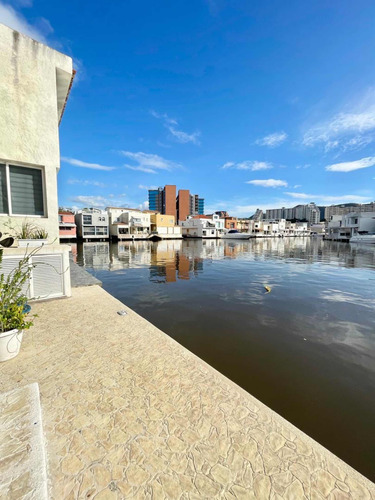 Venta Casas Bote B Lechería Con Piscina Y Muelle Propio