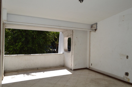 Ubicadísima Propiedad En Venta Como Terreno !
