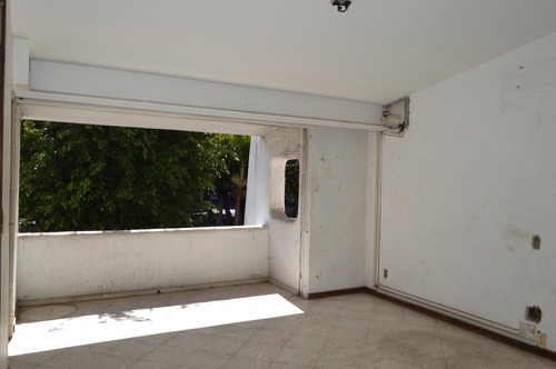 Ubicadísima Propiedad En Venta Como Terreno !