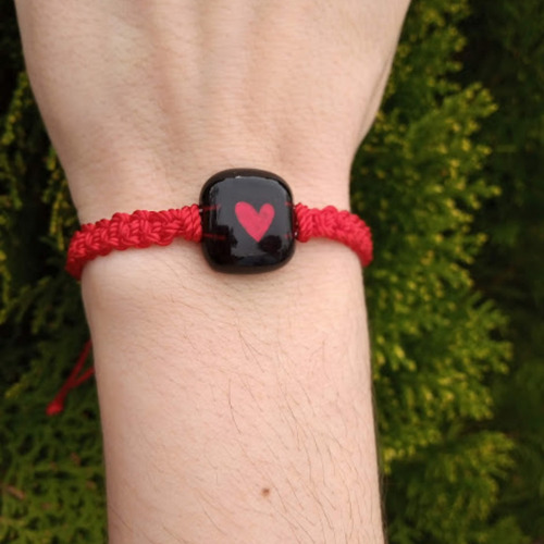 Imagen 3 de 4 de Pulsera Tejida Macramé Corazón Rojinegro