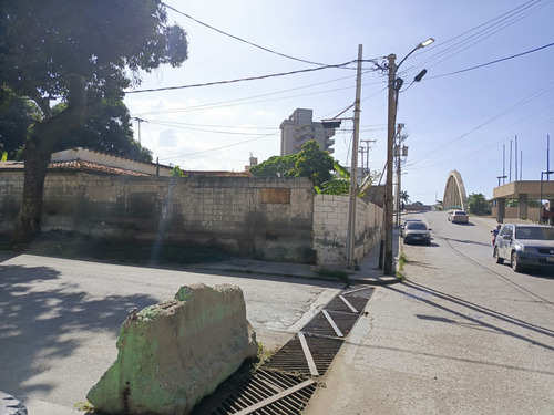 Propiedad De 800mts, Catia La Mar, Posee Todo Los Servicios,