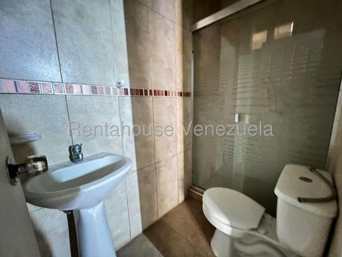 Jip 25-21531. Rentahouse Vende Hermosa Propiedad De 440 Mts2 De Terreno Y 230 Mts2 De Construccion, Rodeada De Jardines. En La Urb El Recreo. La Victoria