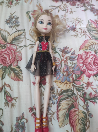 Boneca Ever After High Apple White