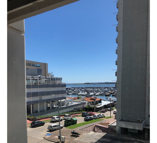 Departamento Muy Luminoso, Vista Al Puerto E Isla Gorriti Desde Living Y Segundo Dormitorio, A Pasos De Rambla Portuaria Y Brava, Centros Gastronómicos, Feria Artesanal