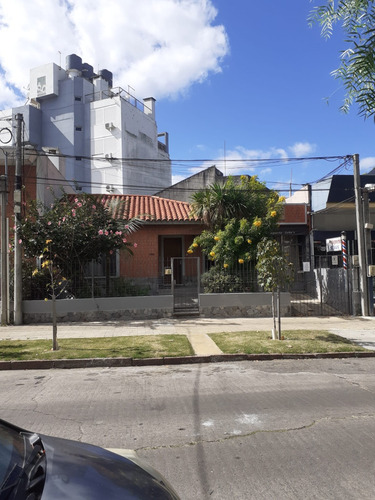 Vendo Casa Muy Linda Con Todo Lo Que Buscas. P. U 178m2 Jardín, Garaje, 3 Dorm, 2 Baños, Fondo, Parrillero, Azotea, Todo En Una Planta. Usd 265.000 Dólares