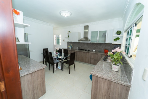 Imagen 18 de 30 de Majestuosa Mansión En San Isidro Piscina A La Venta 2 Salas Comedor Amplia Y Moderna Cocina 3 Cuartos De Servicio Con Su Baños Baño De Visita Área De Lavado Y Planchado Oficina Almacén Marquesina 4