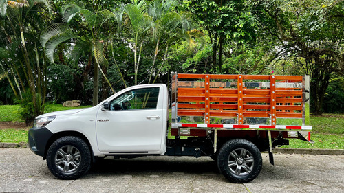 Toyota Hilux 2.4 HILUX 2.4 DIESEL ESTACAS 4x4 FULL EQUIPO