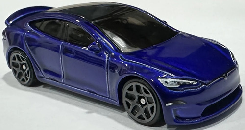 Carrito Hot Wheels Tesla Model S Plaid 2024 Hry91 Mattel, color azul oscuro