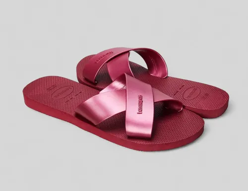 Par de sandálias Havaianas Aqua Fc Feminino Amaranto com estampa, com as tiras cruzadas em destaque.