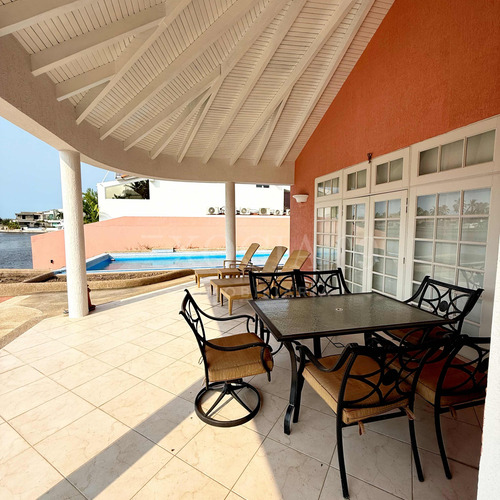 En Venta Villa Con Canal