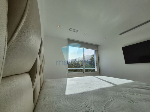Vendo Fabuloso Apartamento. Los Palos Grandes. Piscina. Impecable. Minimalista.