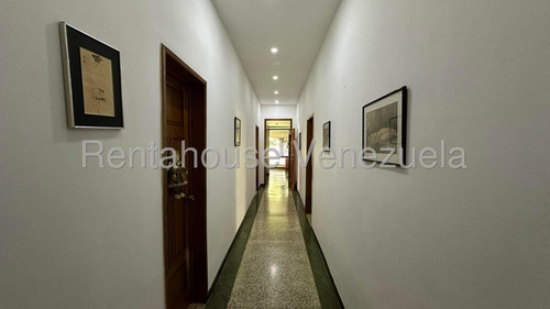 Casa En Venta En Los Palos Grandes Con Terreno Único Kg Negociable