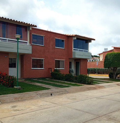 Home24 Islas Ofrece En Venta Townhouse En Terrazas Del Valle.