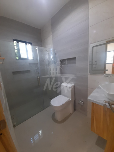Interesante Casa Moderna Y Amplia En Venta Residencial Cerrado, Santiago Hfc-219