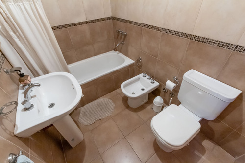 Casa De 5 Ambientes C/ Garaje V. Pueyrredon Gavilan 3900