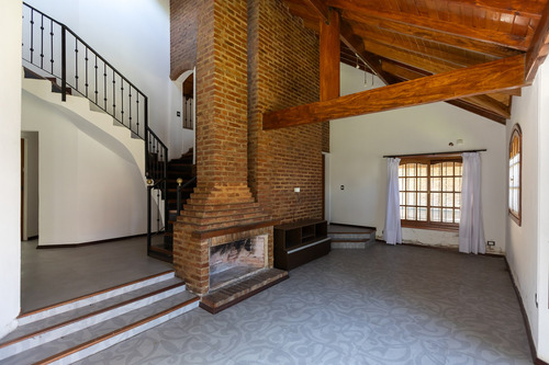 Casa De 5 Ambientes Con Quincho Y Pileta - Impecable - Bella Vista
