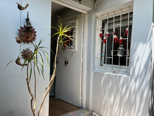 Casa Remodelada Con Tragaluz En Espacios En Pasaje Ñuñoa