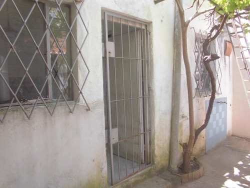 Imagen 3 de 5 de Diri Palleja Y Entre Rios - Casa En Ph Pb Al Frente C/patio