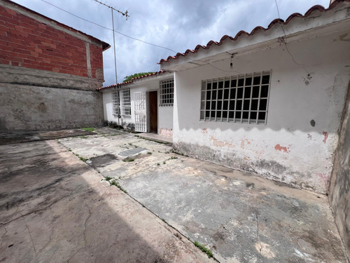 Jip 25-23197. Venta De Comoda Casa De 245mts2, Semiamoblada Con Amplias Areas De Jardin, Garaje Y Amplio Patio Para Remodelar. Urb Osque Lindo. El Consejo.
