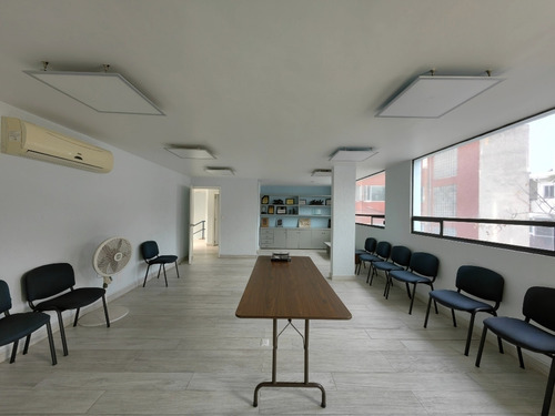 Casa Con Uso De Suelo Para Oficinas En Col. Acacias