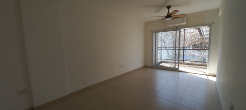 Imagen 3 de 25 de Muy Luminoso. 4º Al Frente. Muy Buen Estado. Balcon Con Deck. Hall. Living Comedor 5,5x3,1. Cocina Aparte Al Frente Con Lavadero Incorporado. Amplio Dormitorio Con 2 Placards