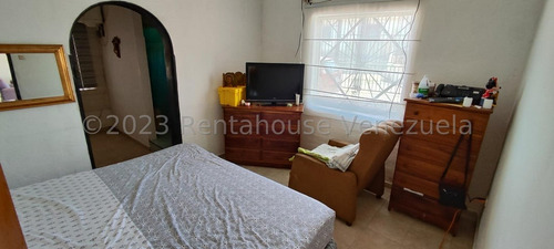 & Maria Luisa Mendoza Vende Bella Casa En El Centro De Barquisimeto Posee 4 Habitaciones 4 Baños Gas Directo Amplia Y Mas... 2 4 1 8 5 8