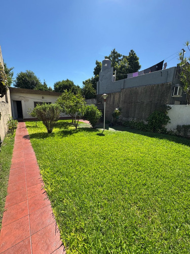En Venta Lote De 8.66x44.33 Con Casa 5 Amb C/ Gge, Fdo Libre, Terraza Y Balcon En Lanus (208)