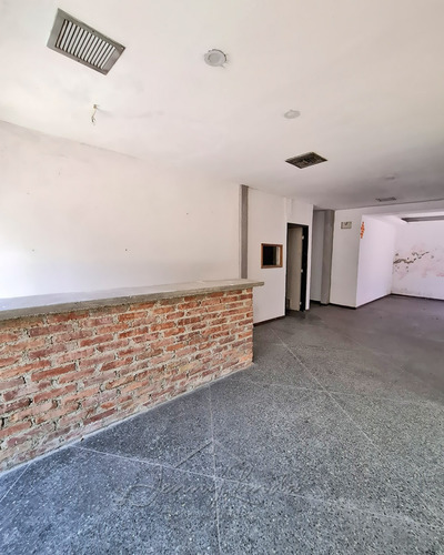 Local En Alquiler Con Oficinas En Av. Las Delicias Zona Norte De Maracay