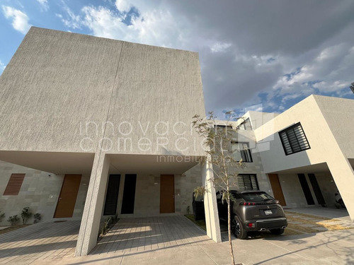Casa En Renta En Distrito Sophia De 3 Niveles