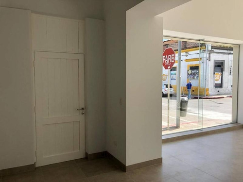 Imagen 7 de 9 de Esquina Comercial De Doble Altura En Pleno Centro