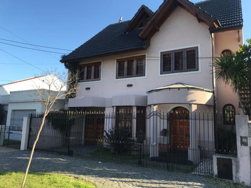 Imagen 1 de 25 de Casa 5 Ambientes Banfield