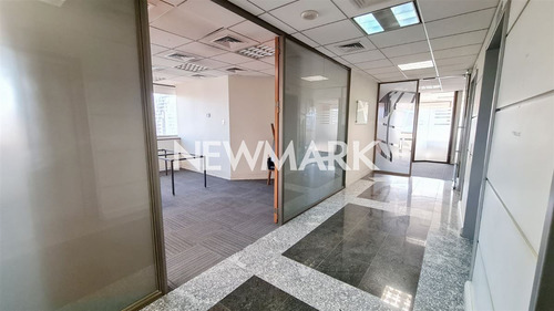 Oficina Con Excelente Espacios Interiores