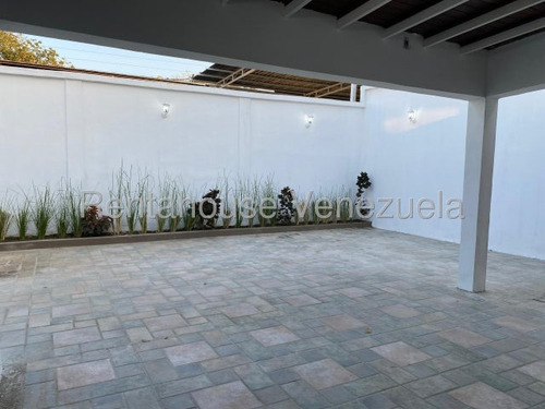 Daniela Linarez Vende Casas Espectacular En La Av Intercomunal Cabudare Con Amplios Espacios Remodelada Diseño Moderno Y Muy Funcional