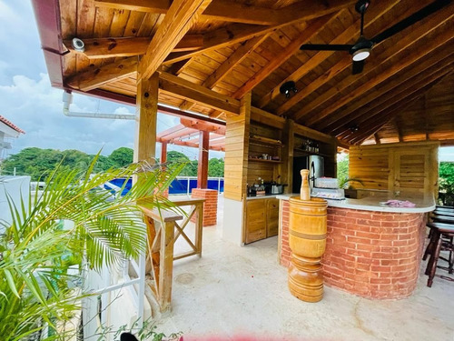 Imagen 14 de 30 de Casa De 3 Niveles Con Piscina En Santo Domingo